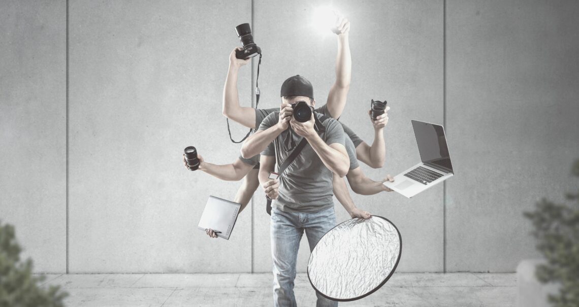 WebsiteInhalte_Bild_Content creator with a lot of equipment_von photoschmidt von Getty Images