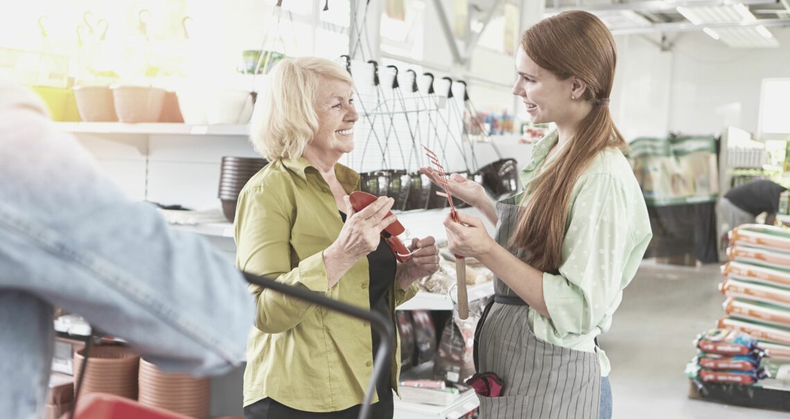 Customer Receives Retail Advice from Salesperson_von Robert Kneschke
