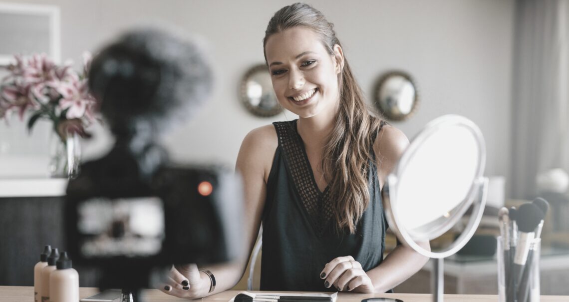 Female Blogger Recording Video_von Jacob Lund