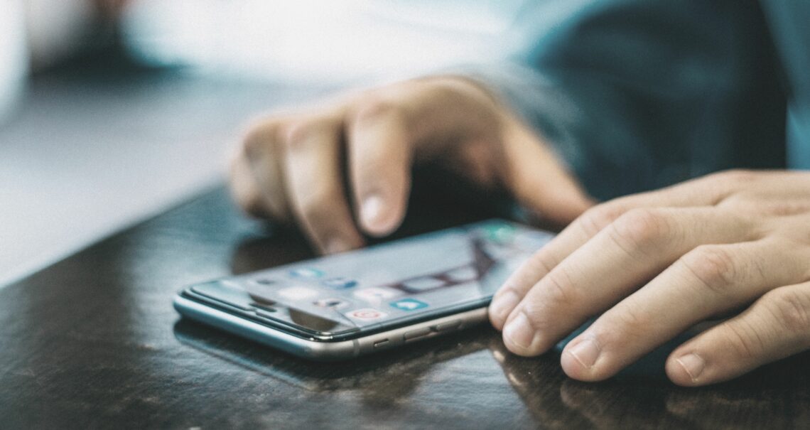 Person Holding Space Gray Iphone on Tabe_von Adriana Calvo von Pexels