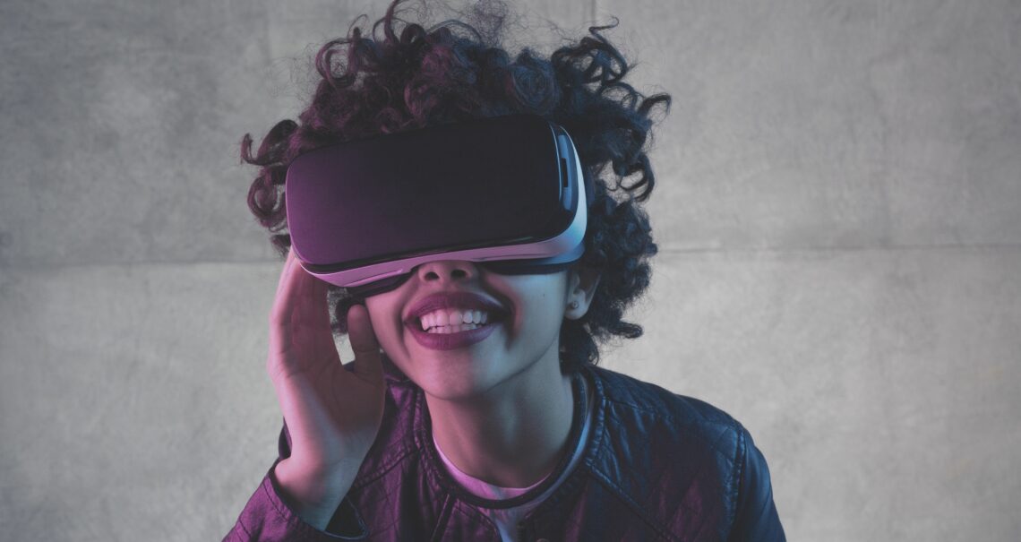 Usability und User Experience_Bild_Smiling black woman having virtual reality experience_von RyanKin999