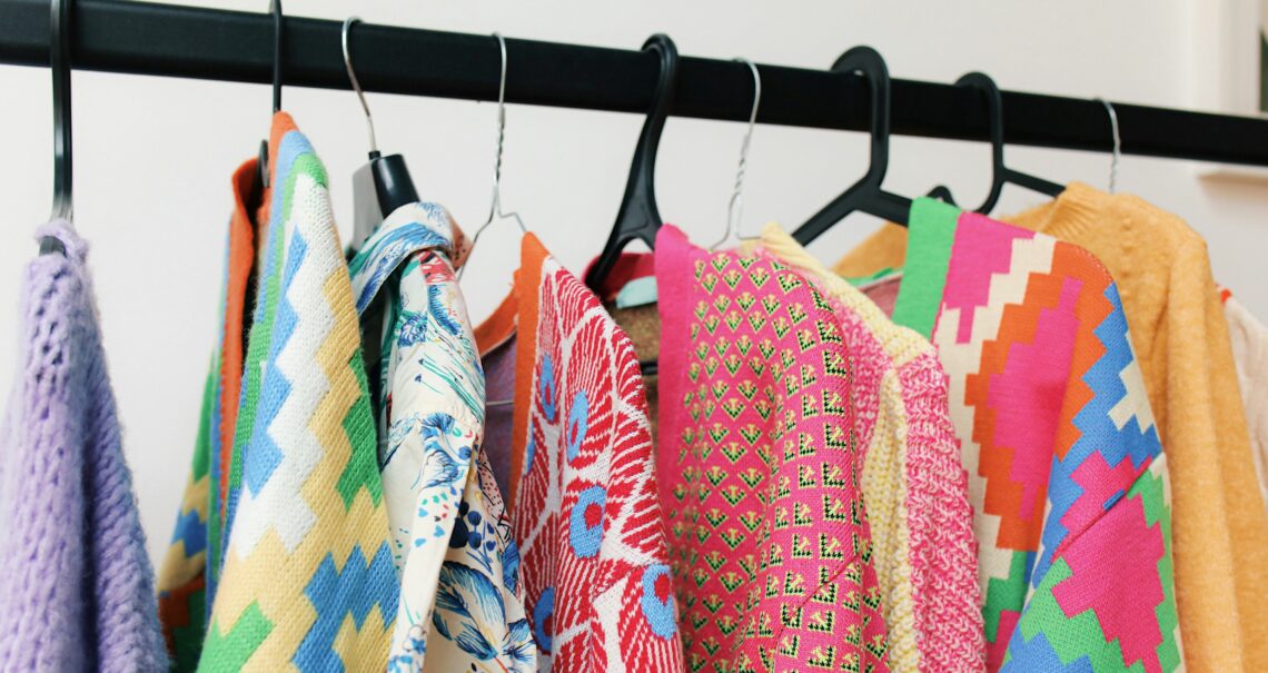 Etsy-Marketing Fünf Tipps für die Shopoptimierung_Bild_Pullover, die am Gestell hängen_von capturenow