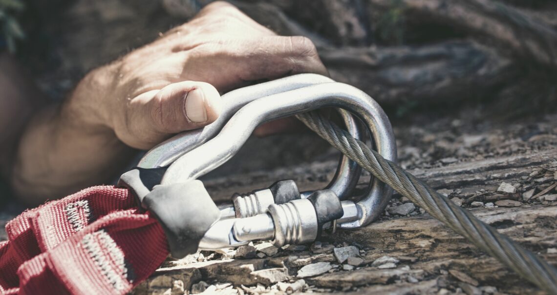 So versichern sich Kleinunternehmen mit Online-Tätigkeiten richtig_Bild_ Climbing Via Ferrata_von Fouque Michaël